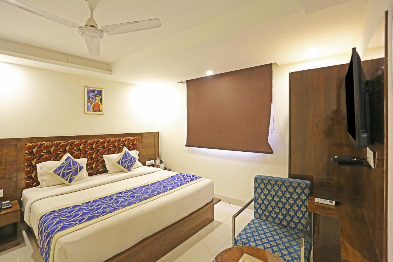 Hotel Emblem Suites- Near Delhi Airport Нью-Делі Екстер'єр фото