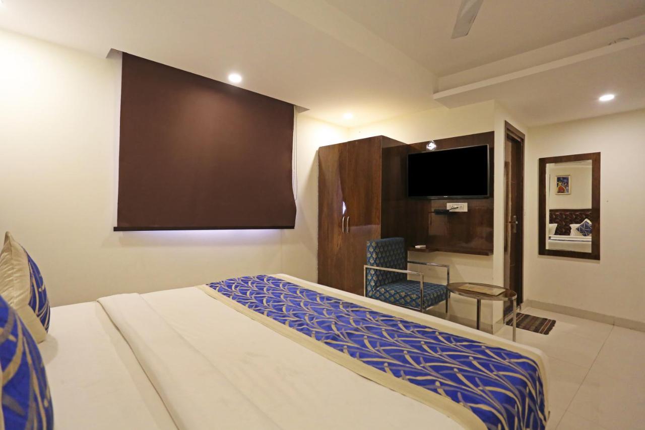 Hotel Emblem Suites- Near Delhi Airport Нью-Делі Екстер'єр фото