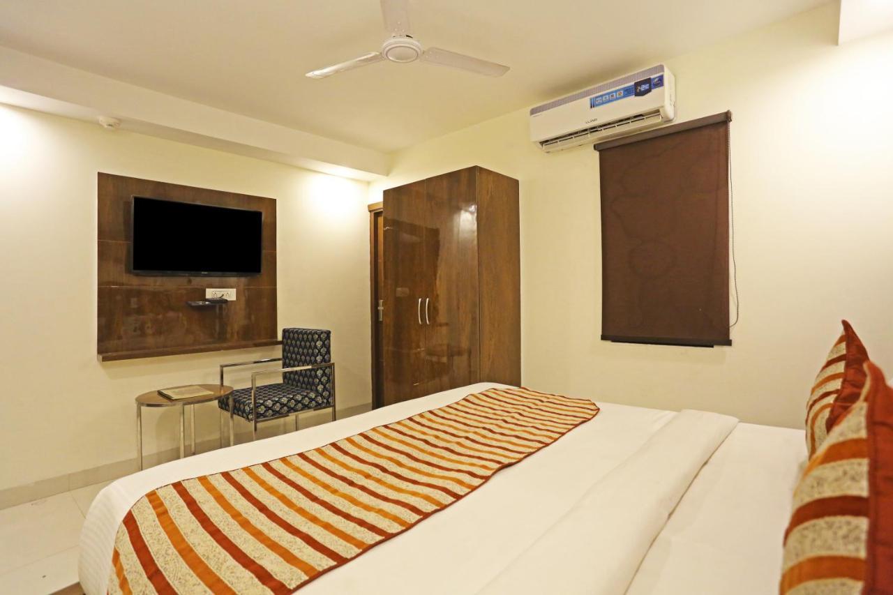 Hotel Emblem Suites- Near Delhi Airport Нью-Делі Екстер'єр фото