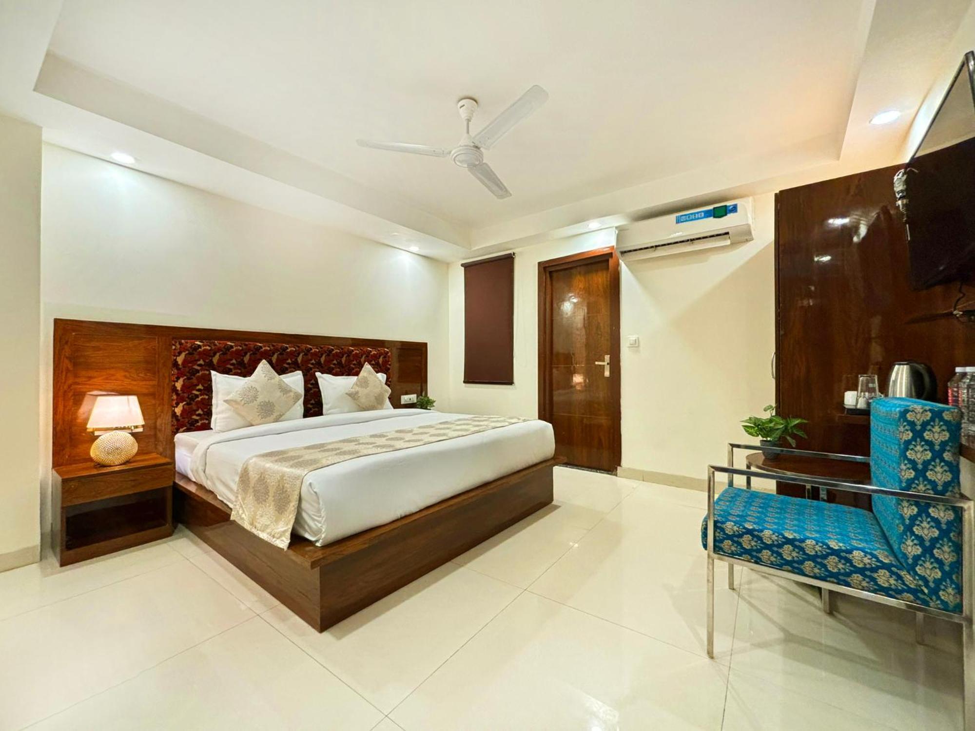 Hotel Emblem Suites- Near Delhi Airport Нью-Делі Екстер'єр фото