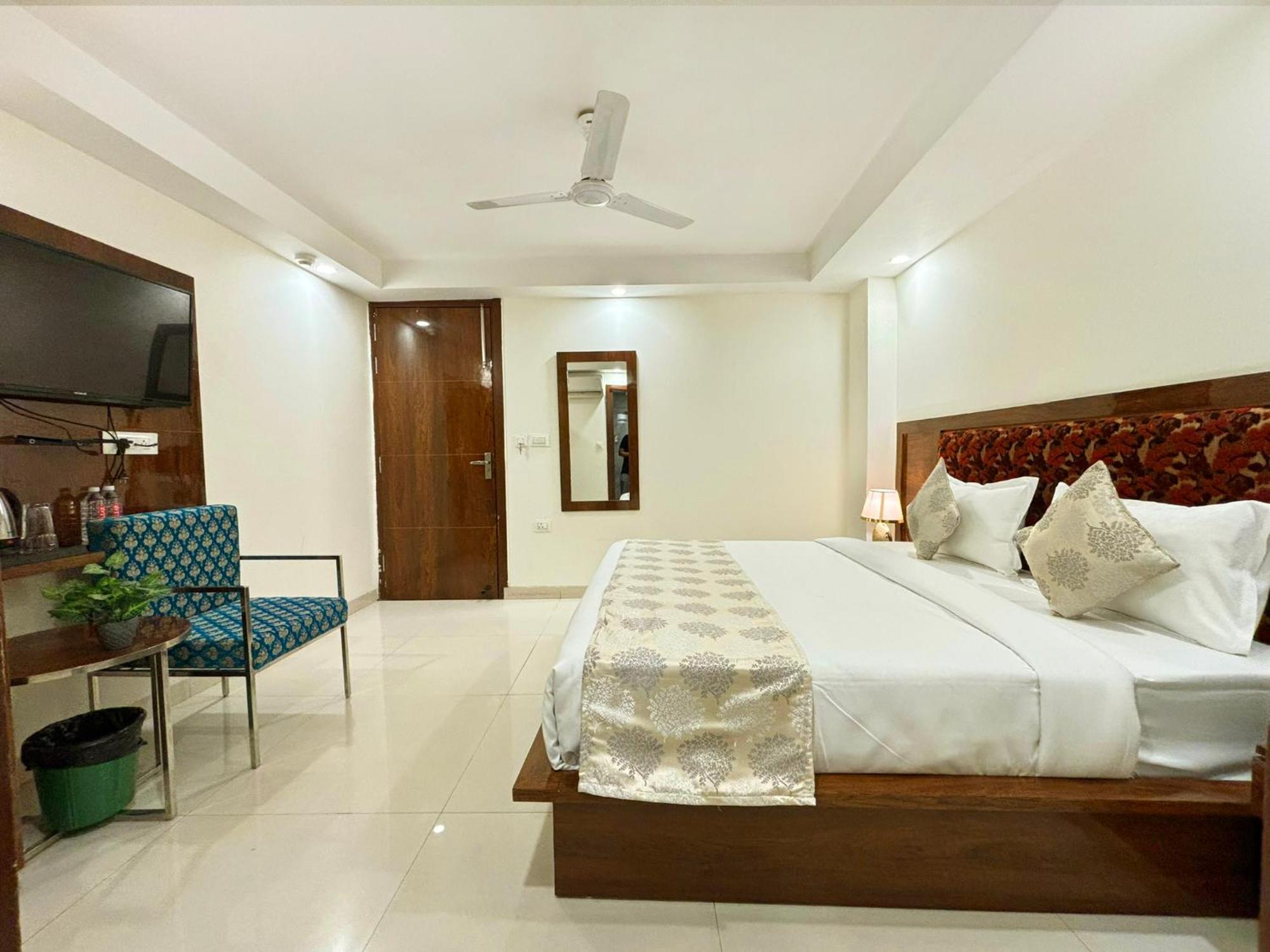 Hotel Emblem Suites- Near Delhi Airport Нью-Делі Екстер'єр фото