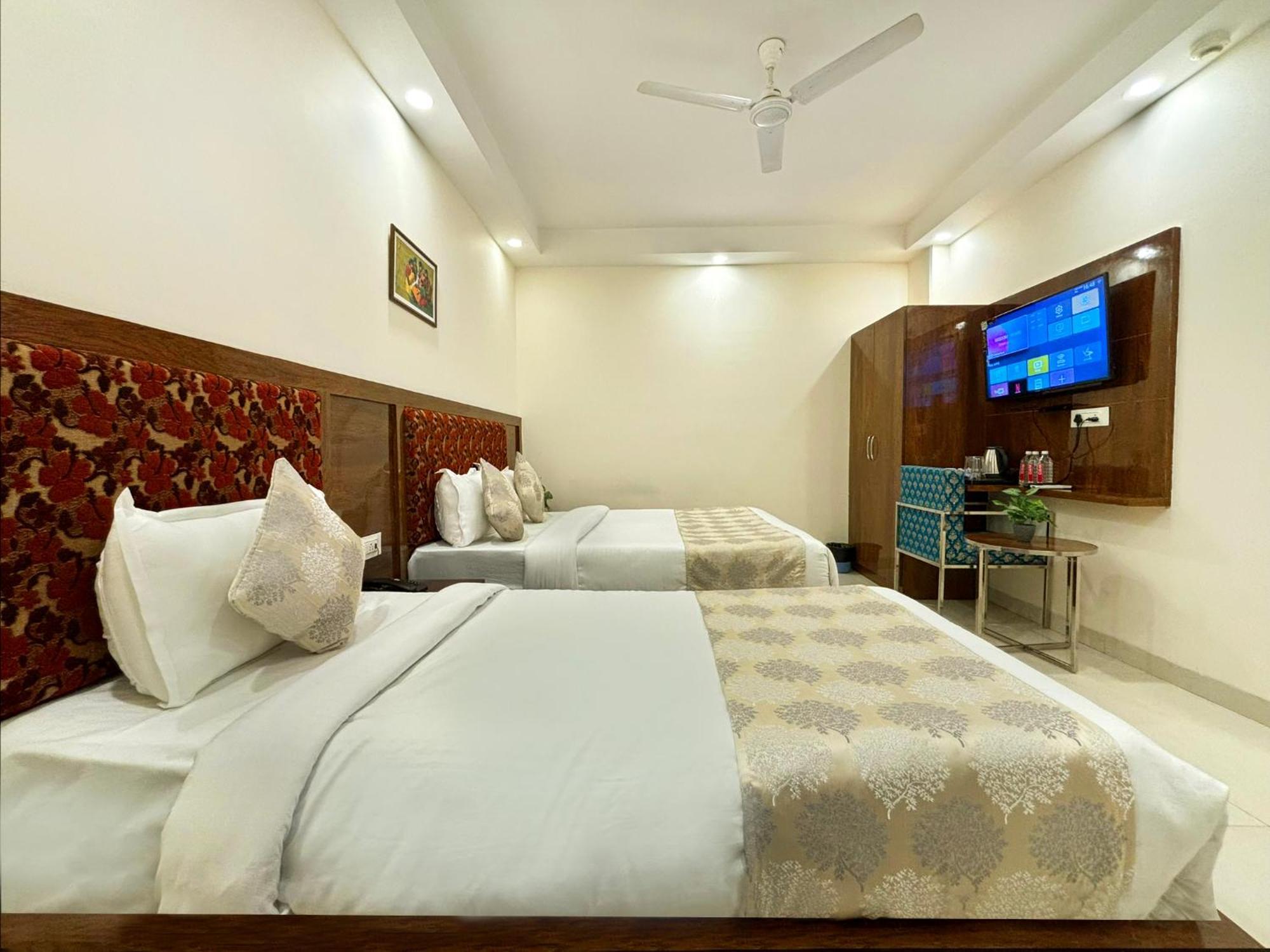 Hotel Emblem Suites- Near Delhi Airport Нью-Делі Екстер'єр фото