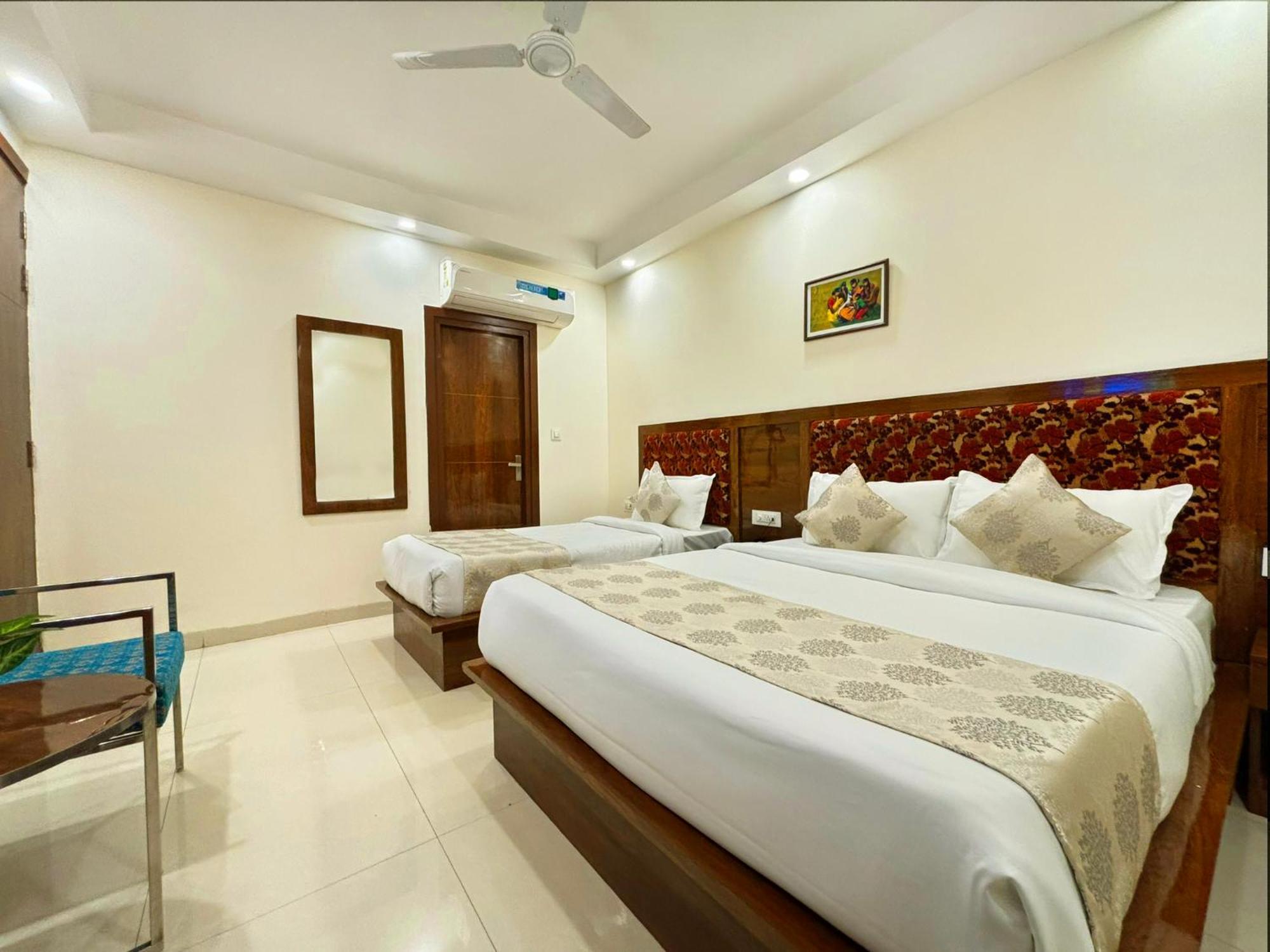 Hotel Emblem Suites- Near Delhi Airport Нью-Делі Екстер'єр фото