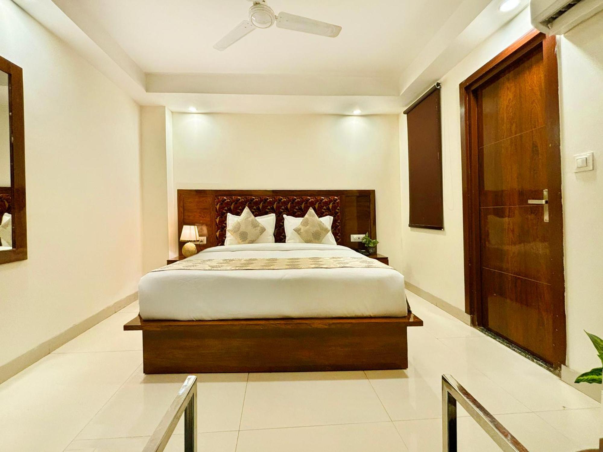Hotel Emblem Suites- Near Delhi Airport Нью-Делі Екстер'єр фото
