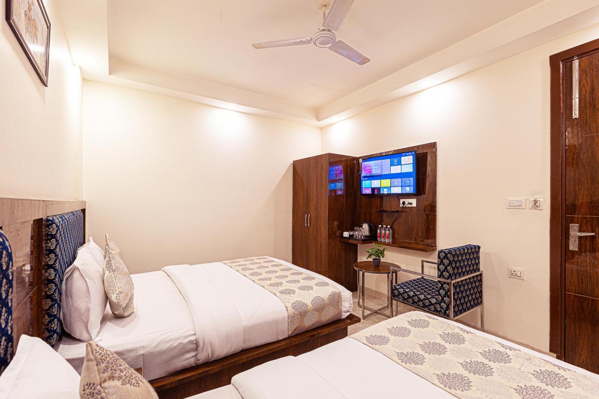 Hotel Emblem Suites- Near Delhi Airport Нью-Делі Екстер'єр фото