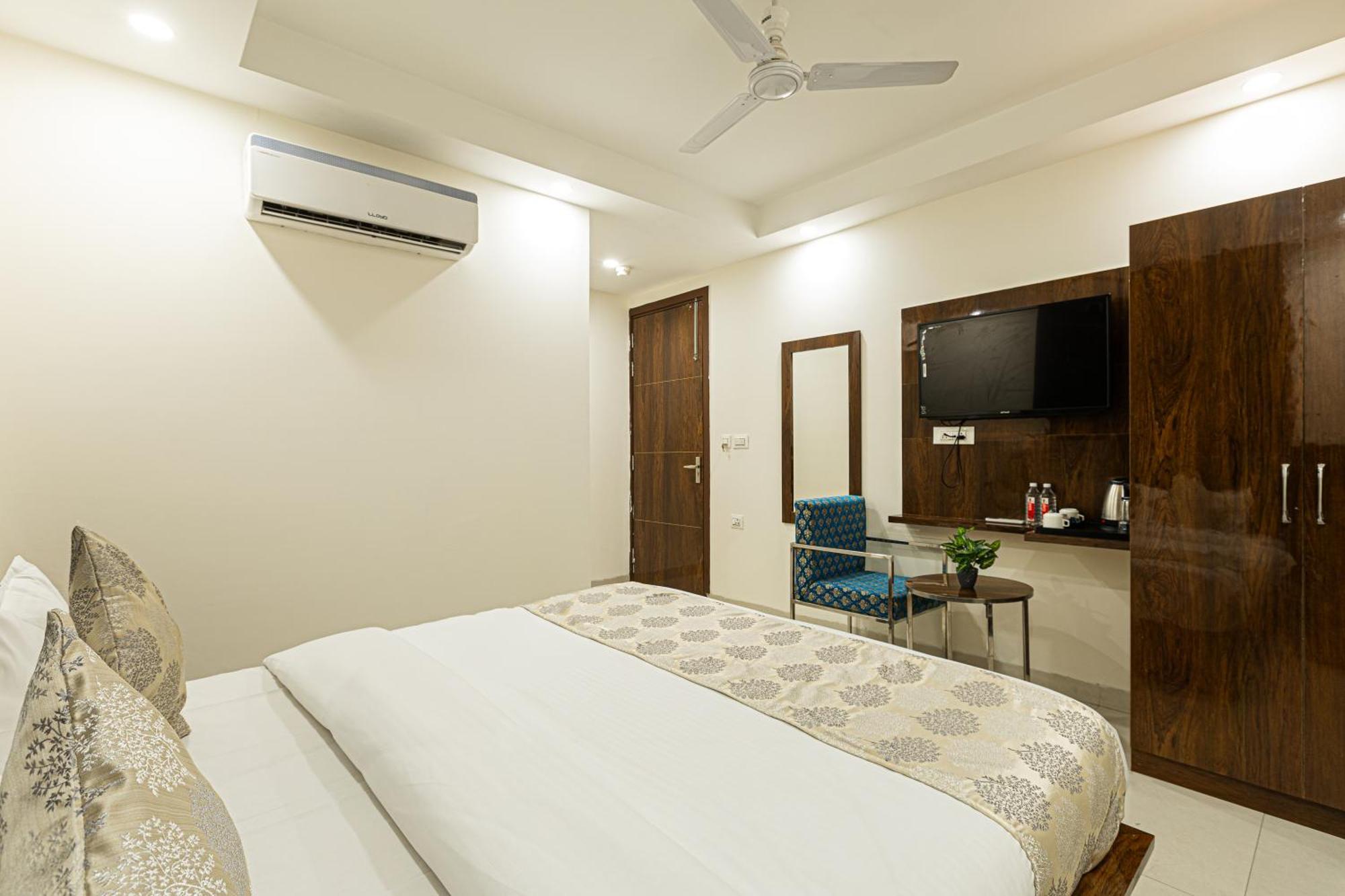 Hotel Emblem Suites- Near Delhi Airport Нью-Делі Екстер'єр фото