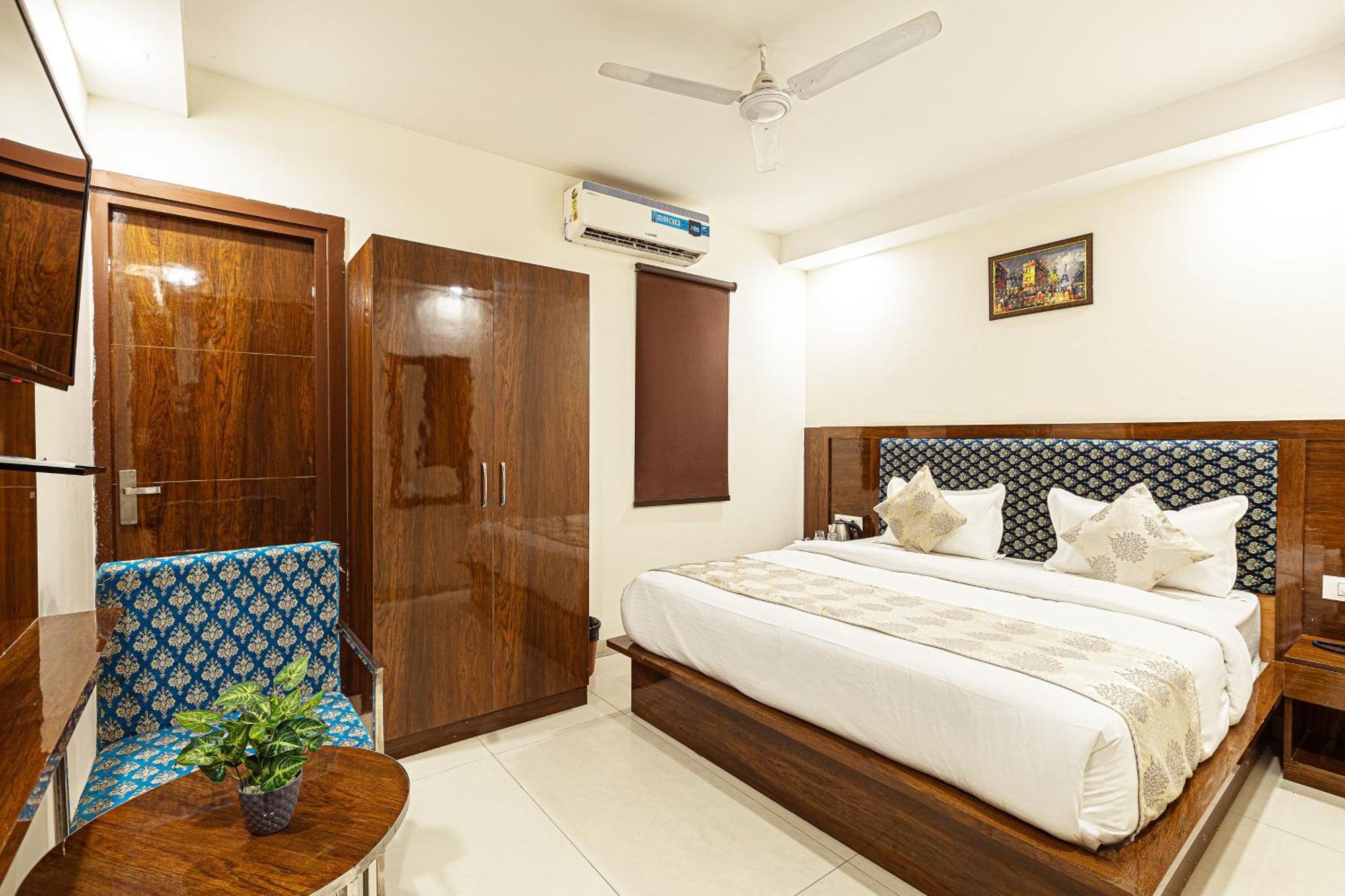 Hotel Emblem Suites- Near Delhi Airport Нью-Делі Екстер'єр фото